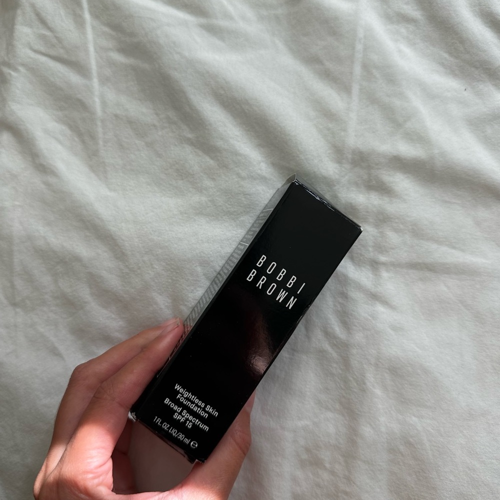 Bobbi brown weightless skin foundation
